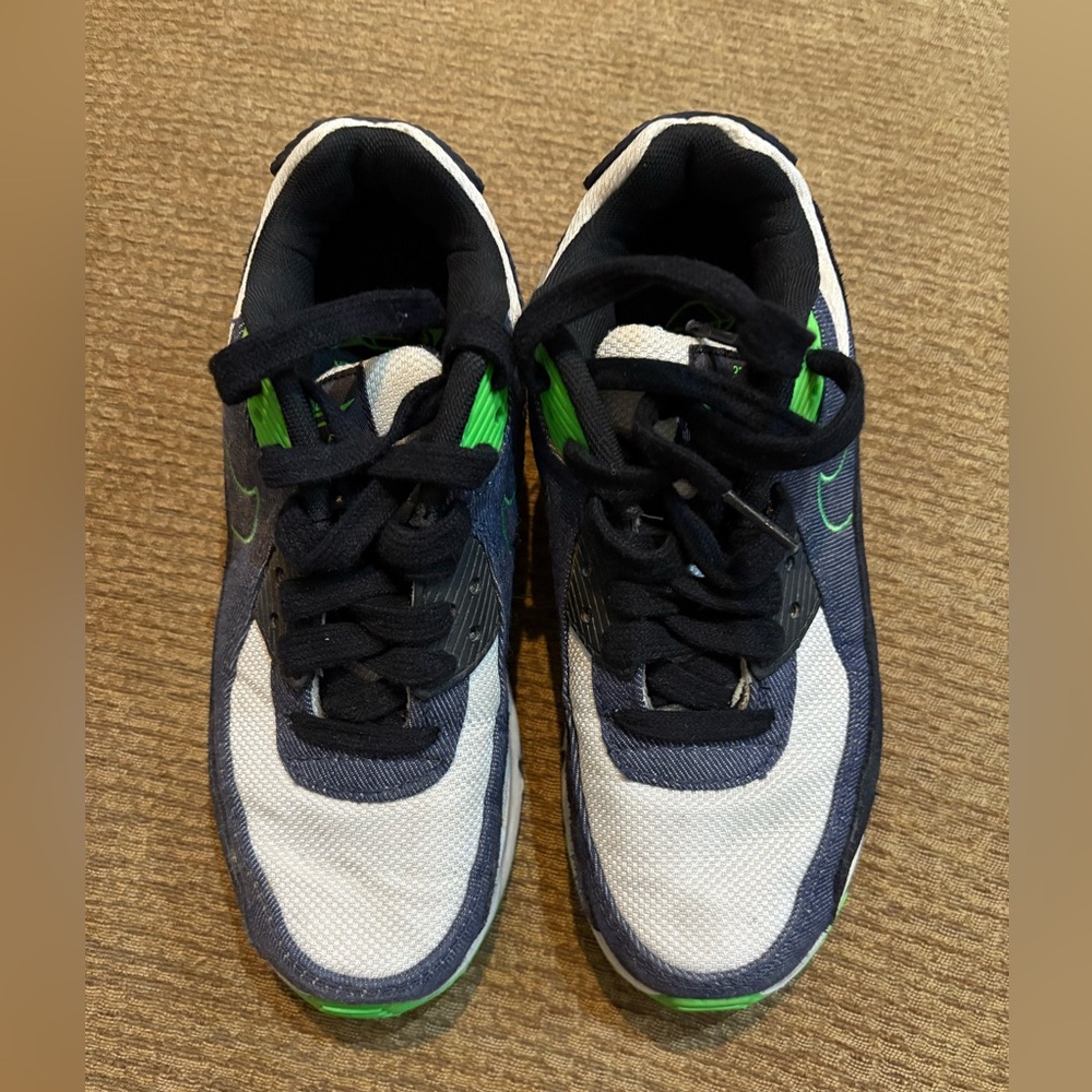 Kids youth Nike Air tennis shoes Like new condition!